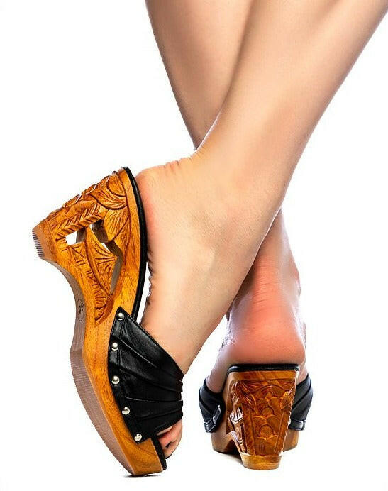 Souvenir Wedge in Black Leather